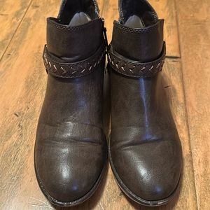 ROXY brown ankle booties, size 9
